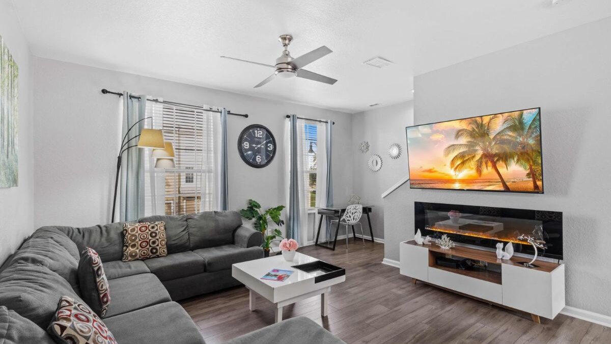 5015 Stunning 3BR/3.5BA Townhouse in Vista Cay #44 - Image 1