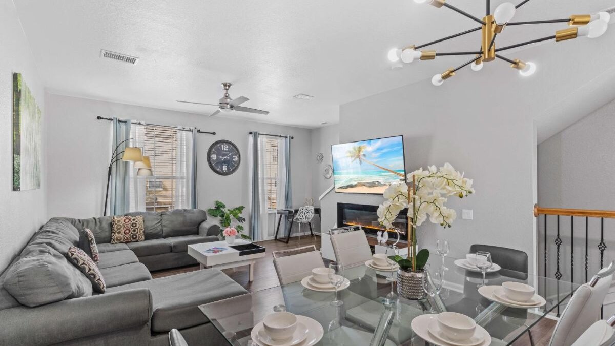 5015 Stunning 3BR/3.5BA Townhouse in Vista Cay #44 - Image 3