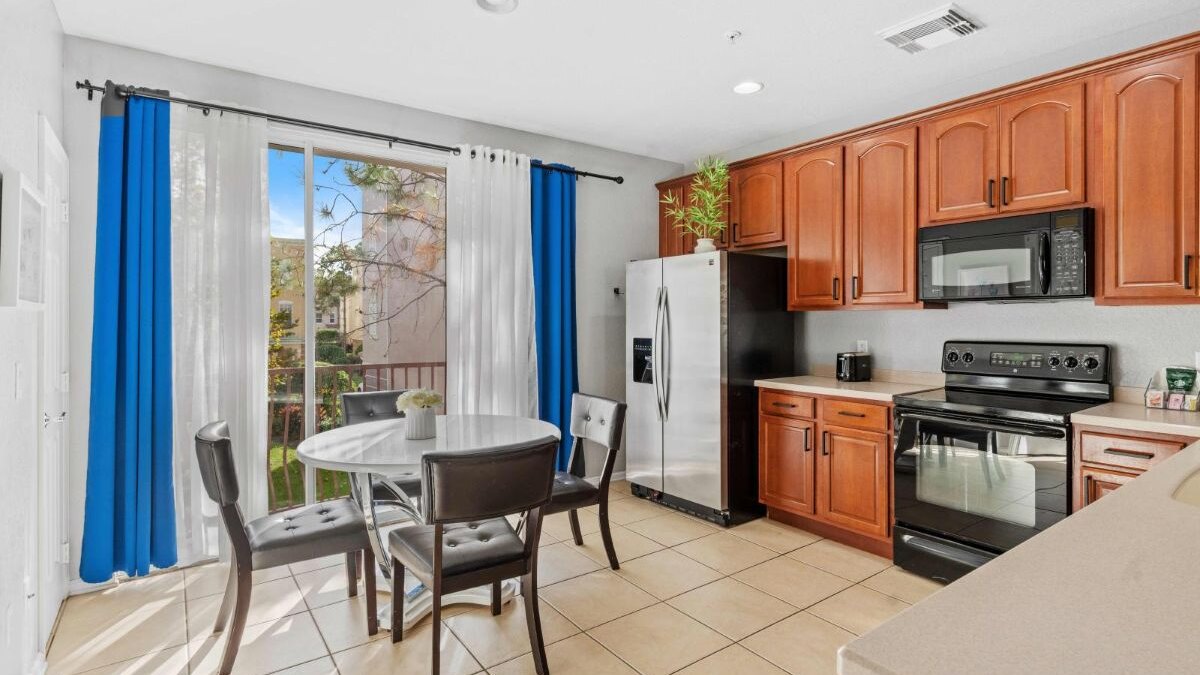 5015 Stunning 3BR/3.5BA Townhouse in Vista Cay #44 - Image 8