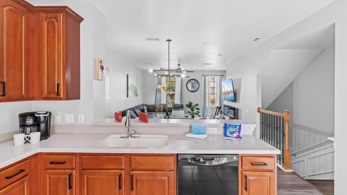 5015 Stunning 3BR/3.5BA Townhouse in Vista Cay #44 - Image 16