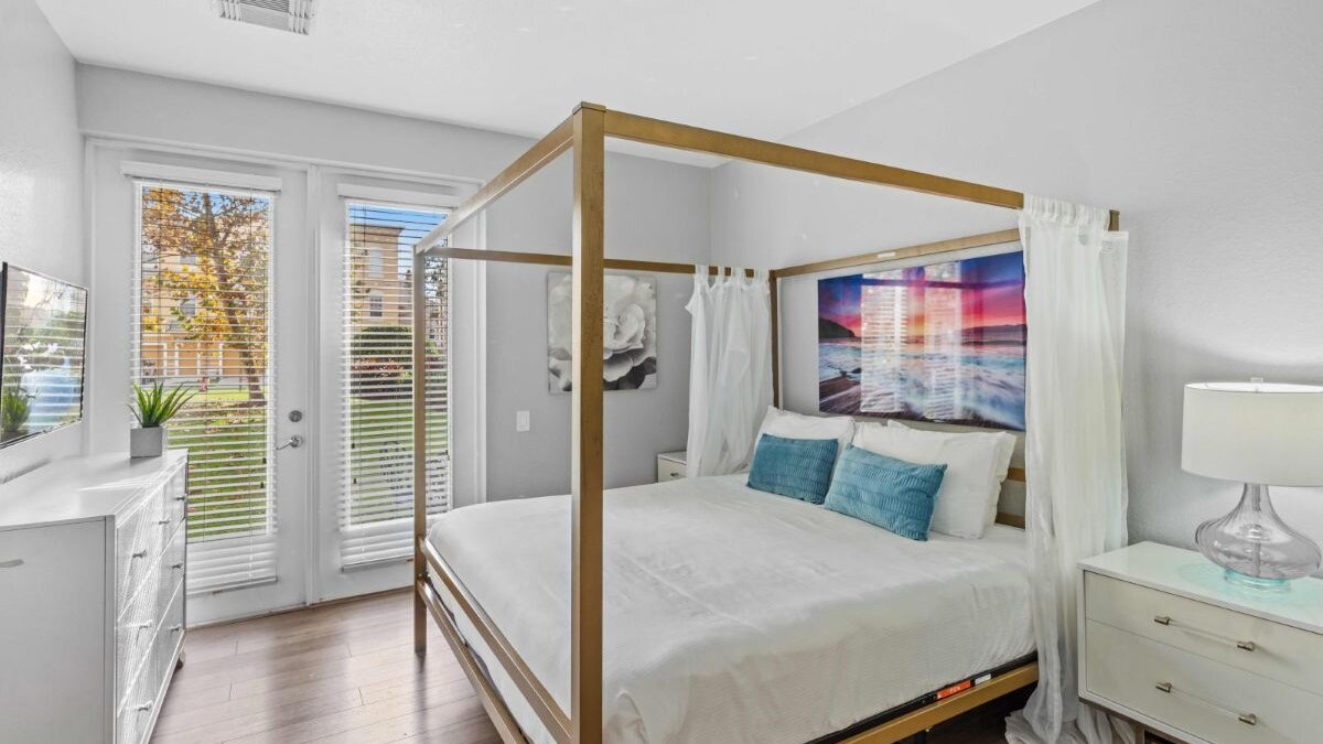 5015 Stunning 3BR/3.5BA Townhouse in Vista Cay #44 - Image 18