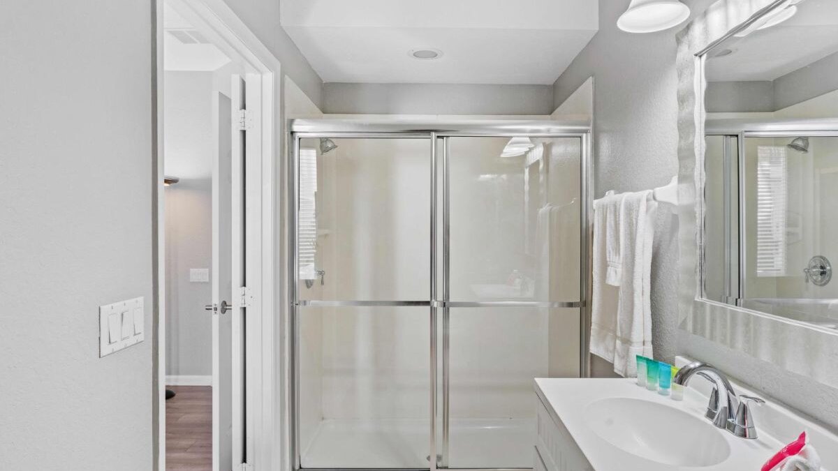 5015 Stunning 3BR/3.5BA Townhouse in Vista Cay #44 - Image 20