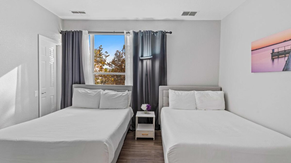 5015 Stunning 3BR/3.5BA Townhouse in Vista Cay #44 - Image 30