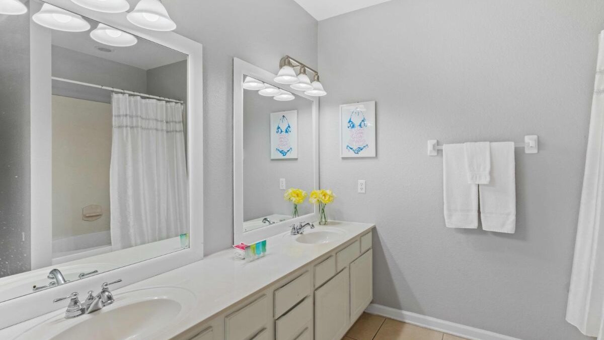 5015 Stunning 3BR/3.5BA Townhouse in Vista Cay #44 - Image 34