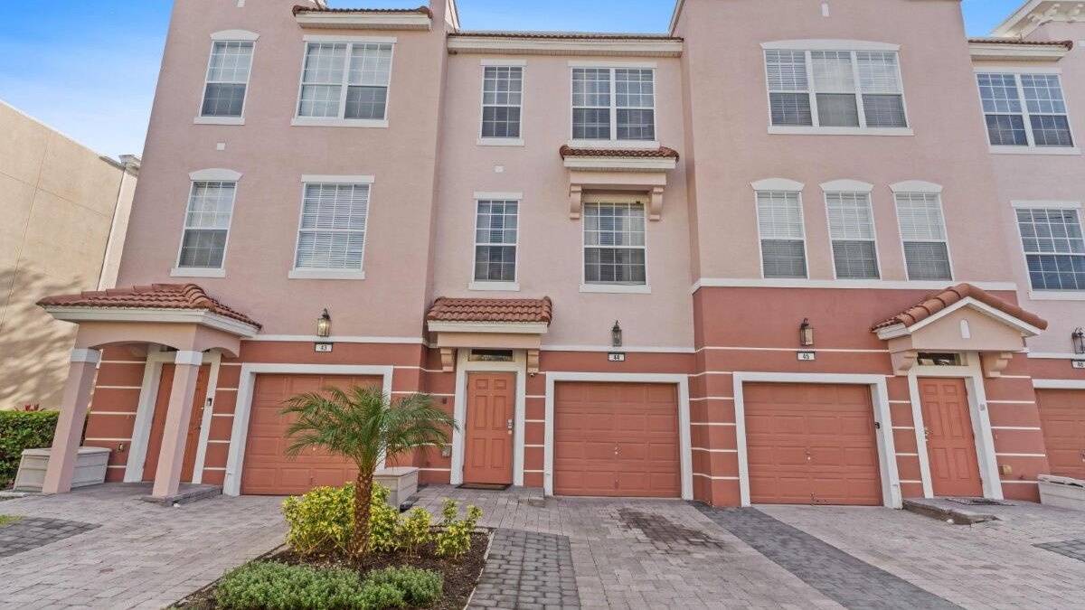 5015 Stunning 3BR/3.5BA Townhouse in Vista Cay #44 - Image 42