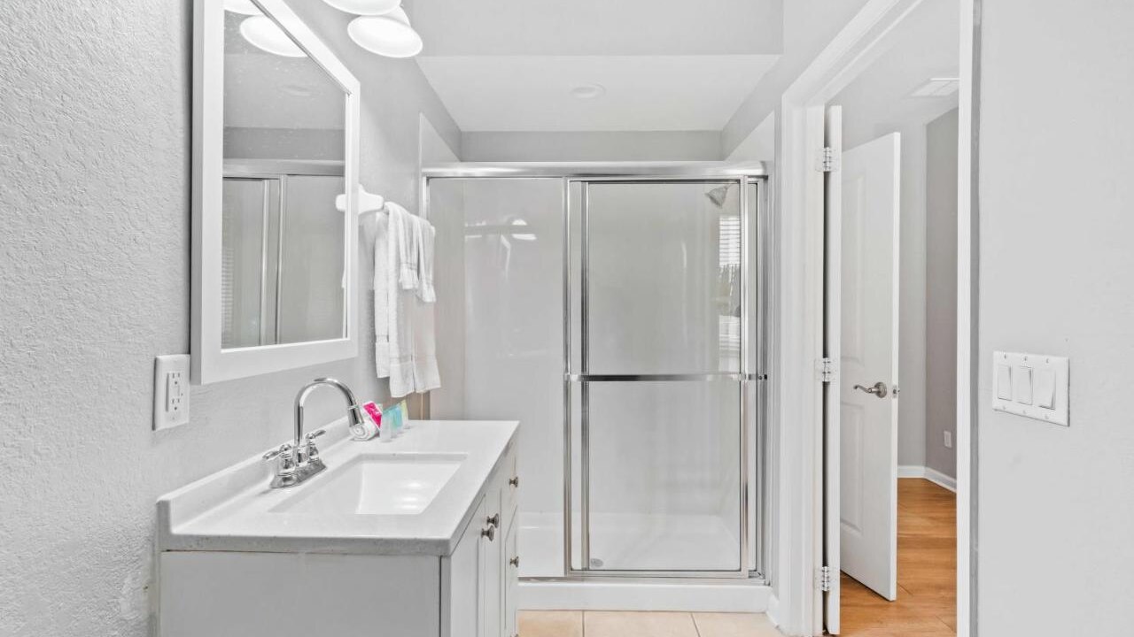 5063 Cozy & Spacious 3BR/3BA Retreat-Vista Cay #66 - Image 32