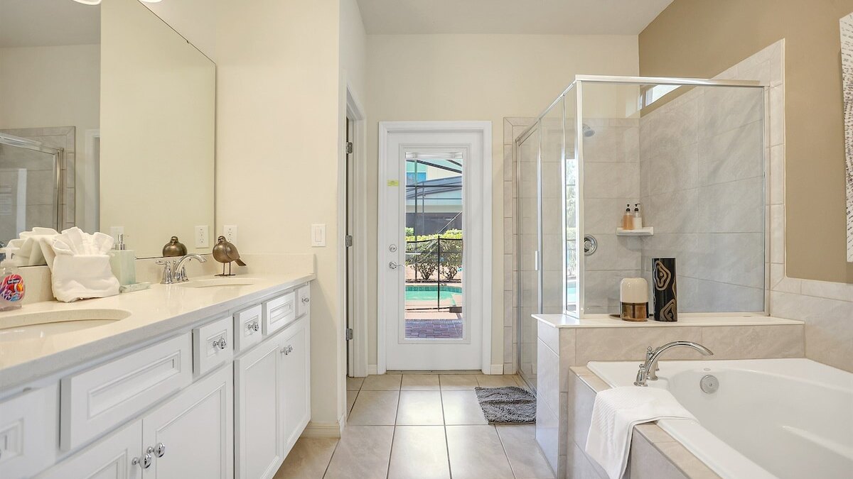 5548 (1) King Suite Pool side, Solterra Resort - Image 3