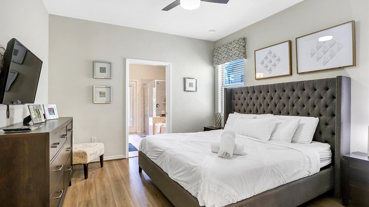 5548 (1) King Suite Pool side, Solterra Resort - Image 2