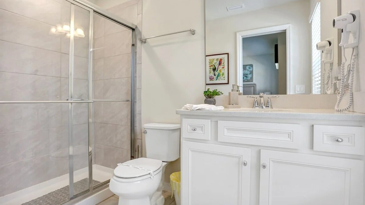 5548 (4) Cozy Queen Suite w/ Private Bath - Image 4