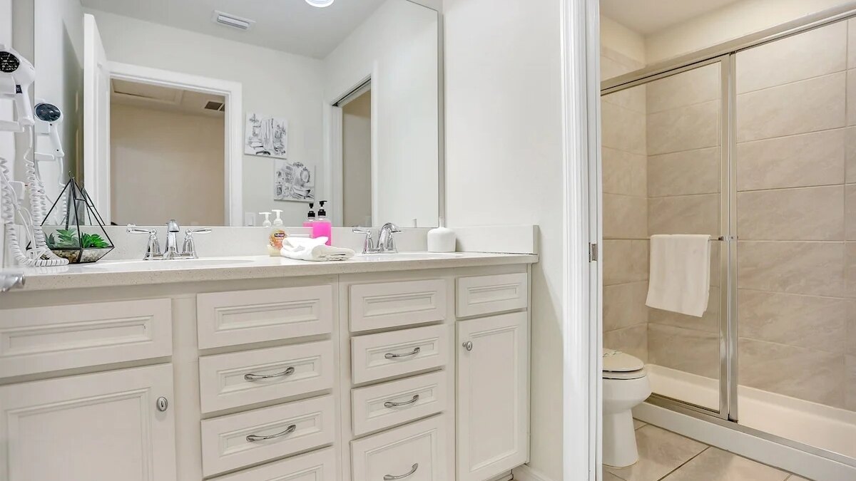 5548 (5) Solterra Room | Full Bed & Shared Bathroom - Image 4