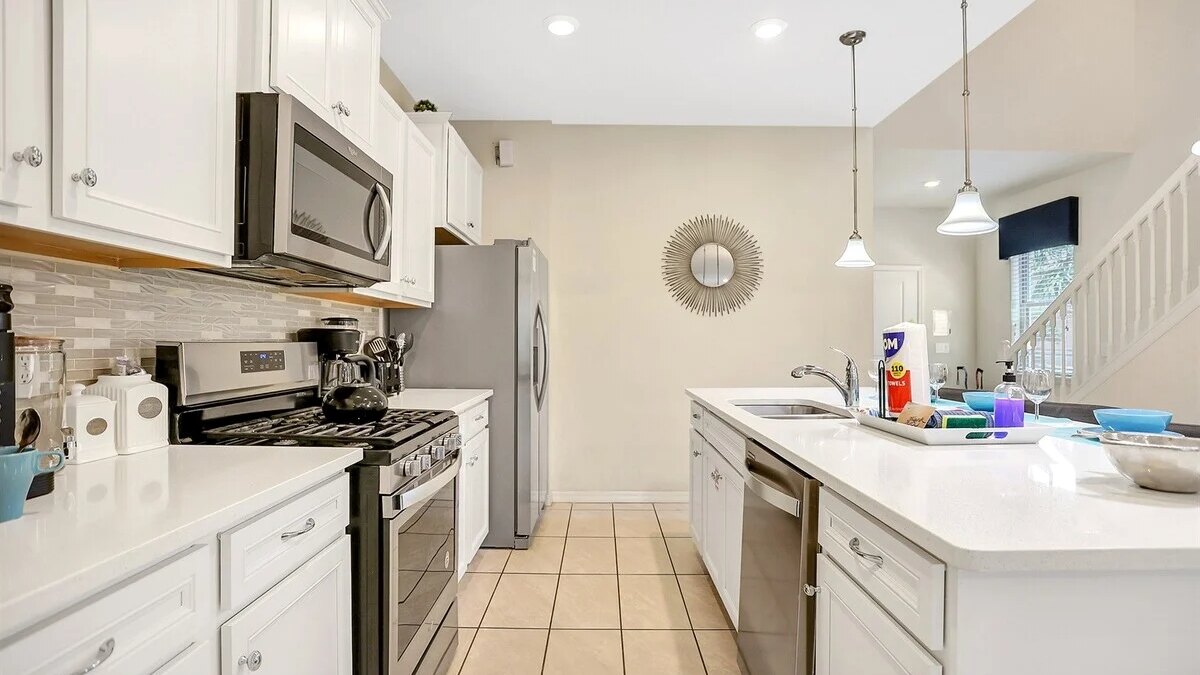 5548 (5) Solterra Room | Full Bed & Shared Bathroom - Image 10