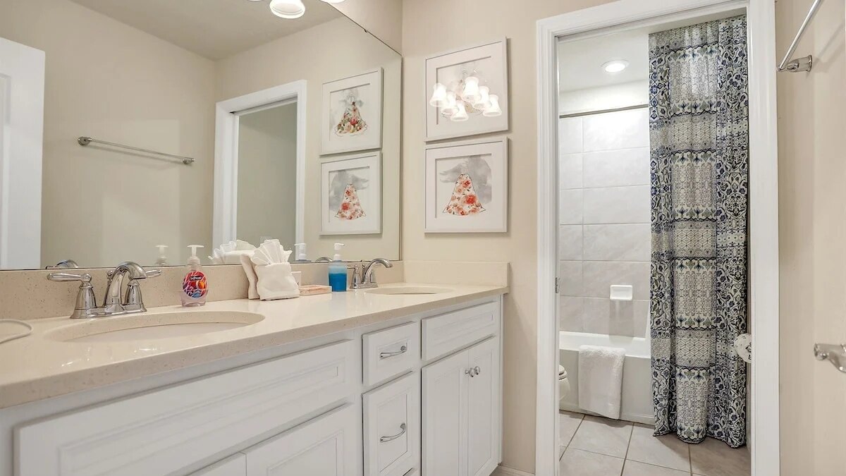 5548 (6) Solterra Room | Queen Bed & Shared Bathroom - Image 4