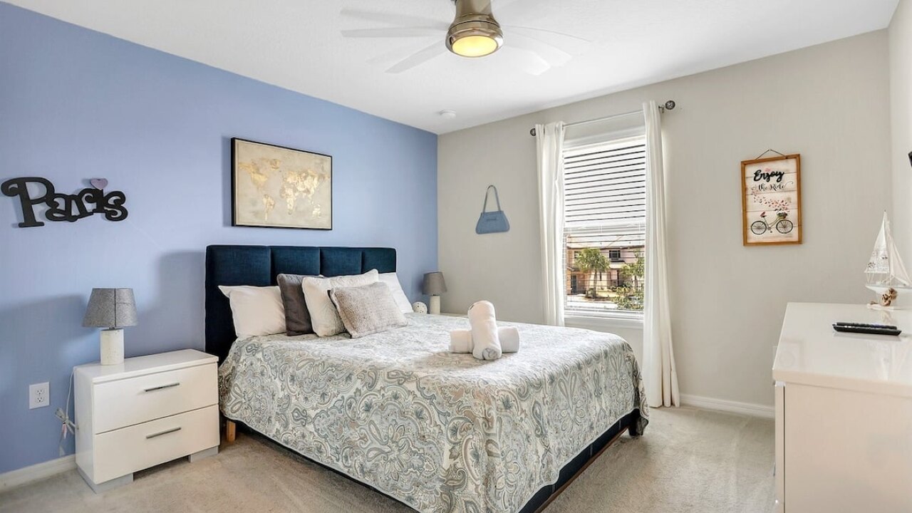 5548 (6) Solterra Room | Queen Bed & Shared Bathroom - Image 3