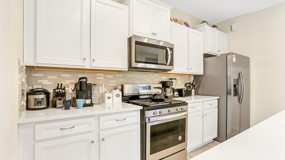 5548 (6) Solterra Room | Queen Bed & Shared Bathroom - Image 9