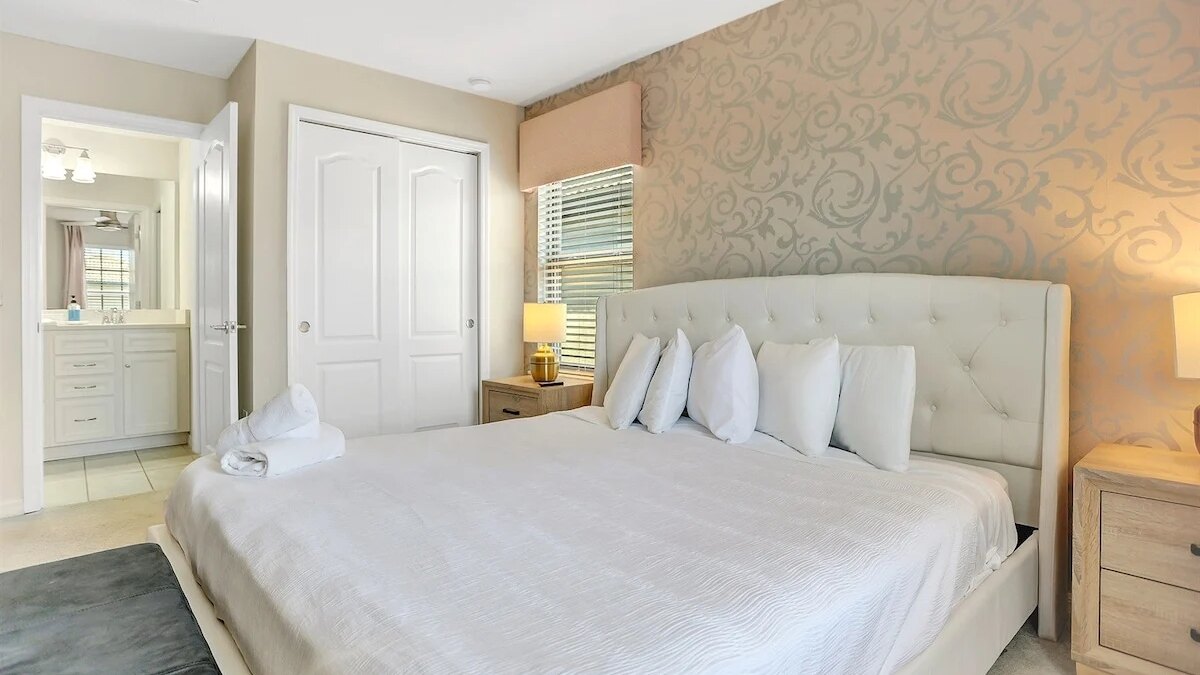 5548 (2) Upstairs King Suite + Walk-In Shower - Image 4