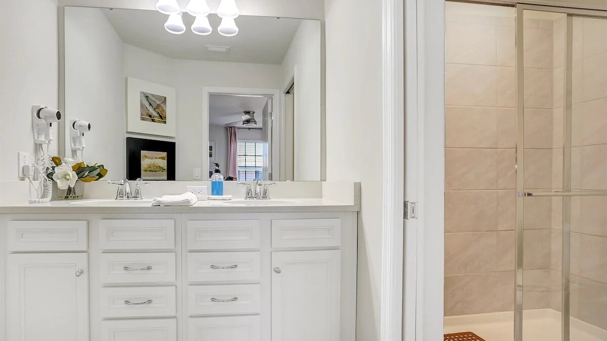 5548 (2) Upstairs King Suite + Walk-In Shower - Image 5