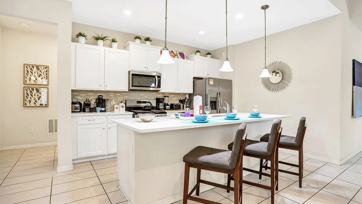 5548 (2) Upstairs King Suite + Walk-In Shower - Image 9