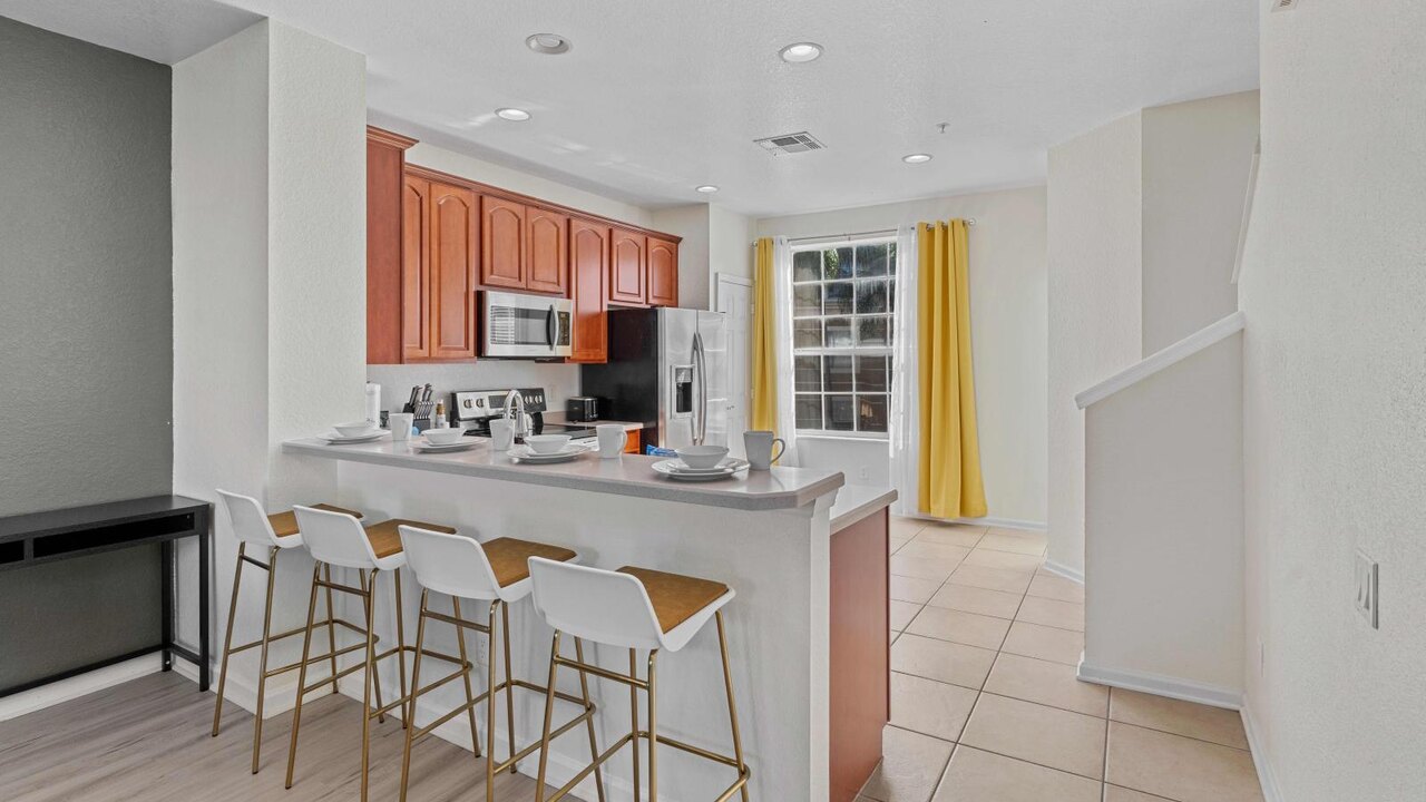 8036 Spacious & Fresh 3BR/3.5BA at Vista Cay #133 - Image 4