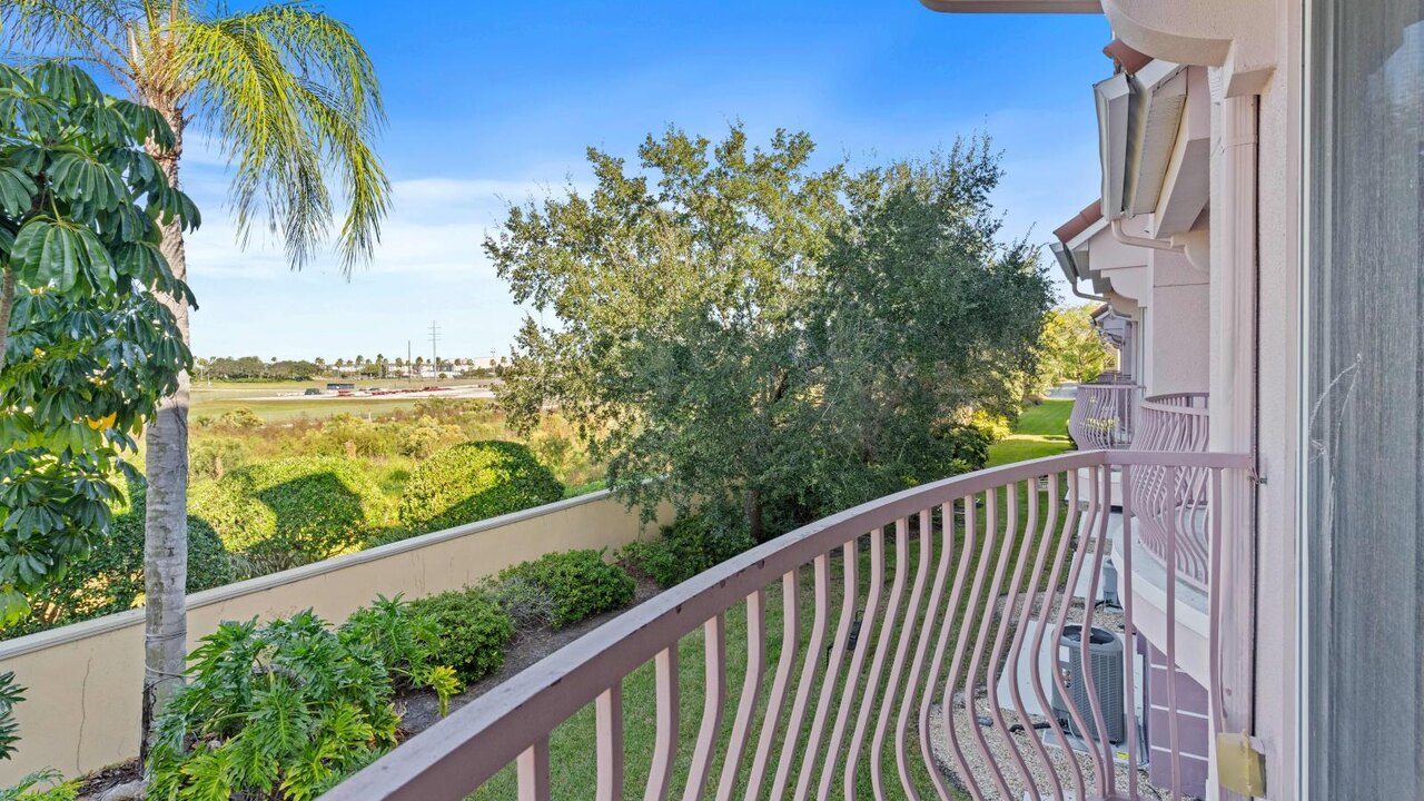 8036 Spacious & Fresh 3BR/3.5BA at Vista Cay #133 - Image 6