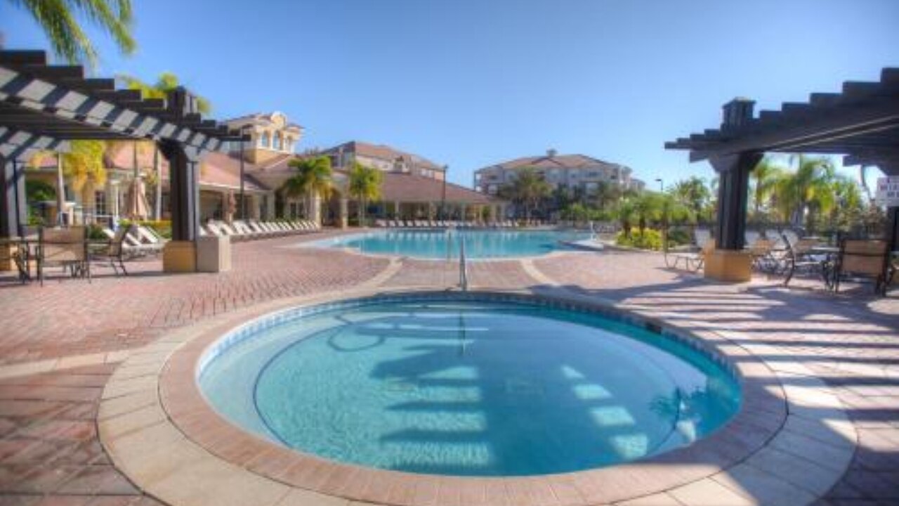 8036 Spacious & Fresh 3BR/3.5BA at Vista Cay #133 - Image 7