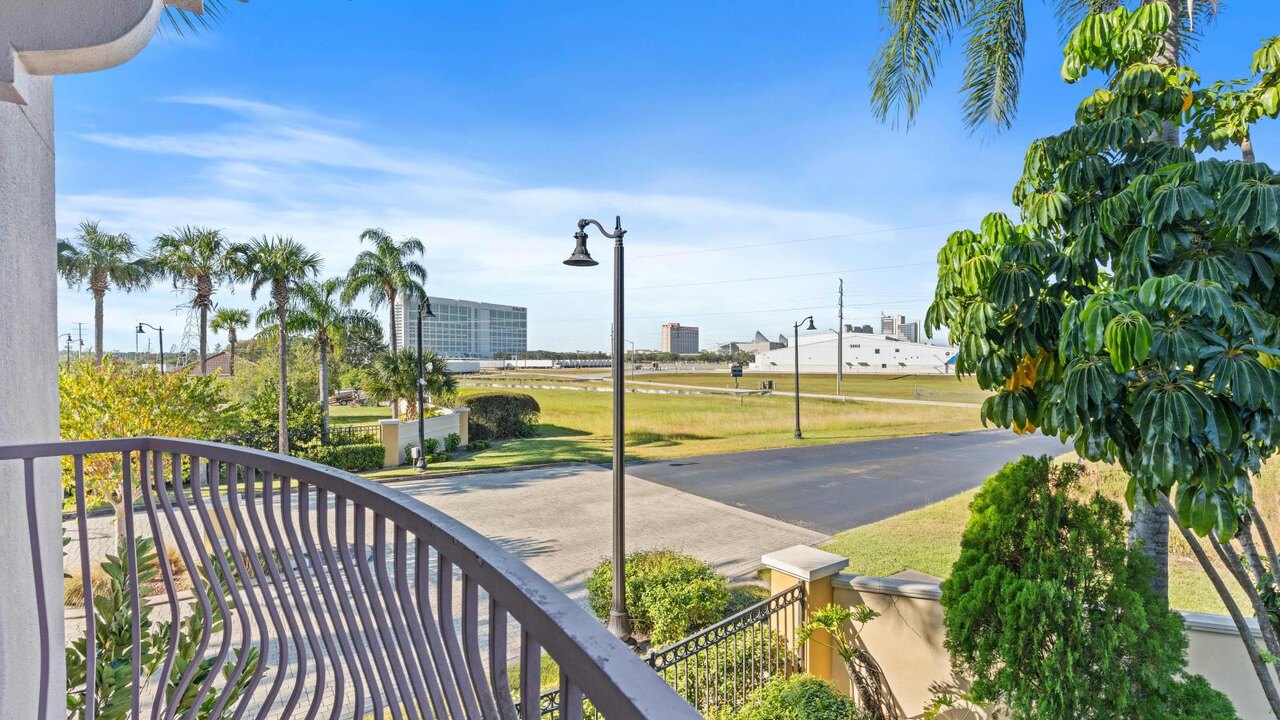 8036 Spacious & Fresh 3BR/3.5BA at Vista Cay #133 - Image 16