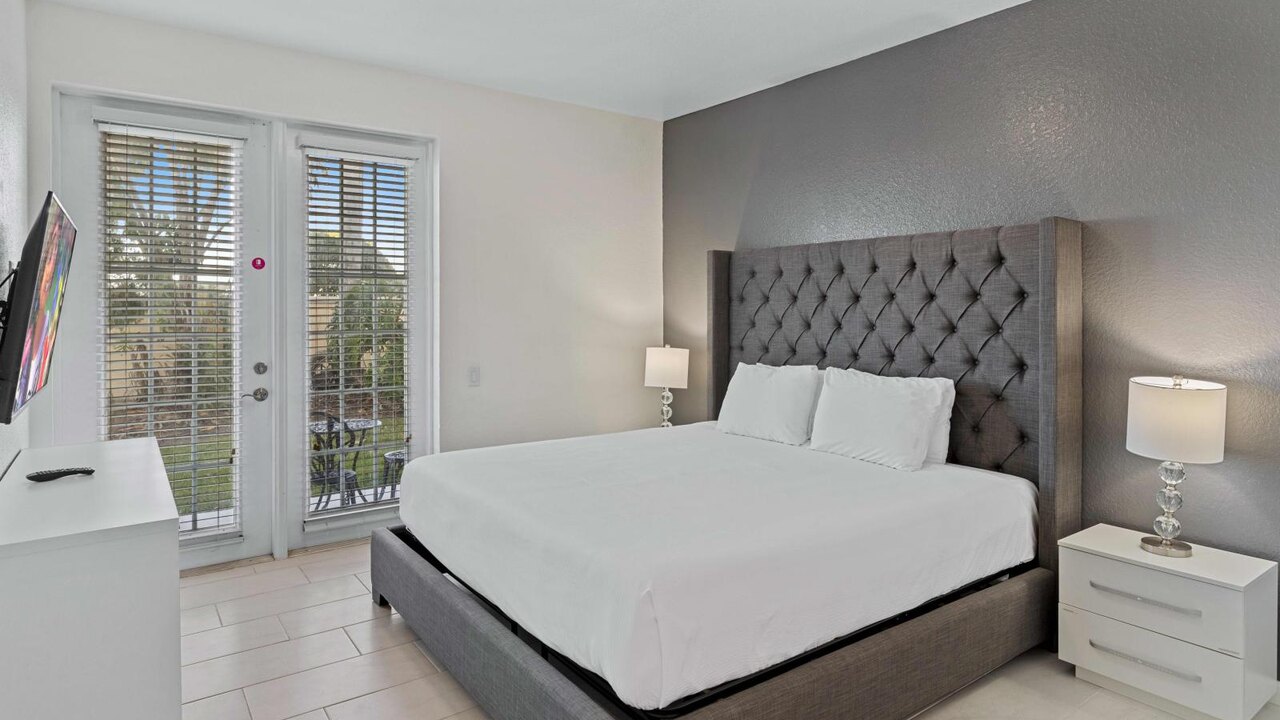 8036 Spacious & Fresh 3BR/3.5BA at Vista Cay #133 - Image 25