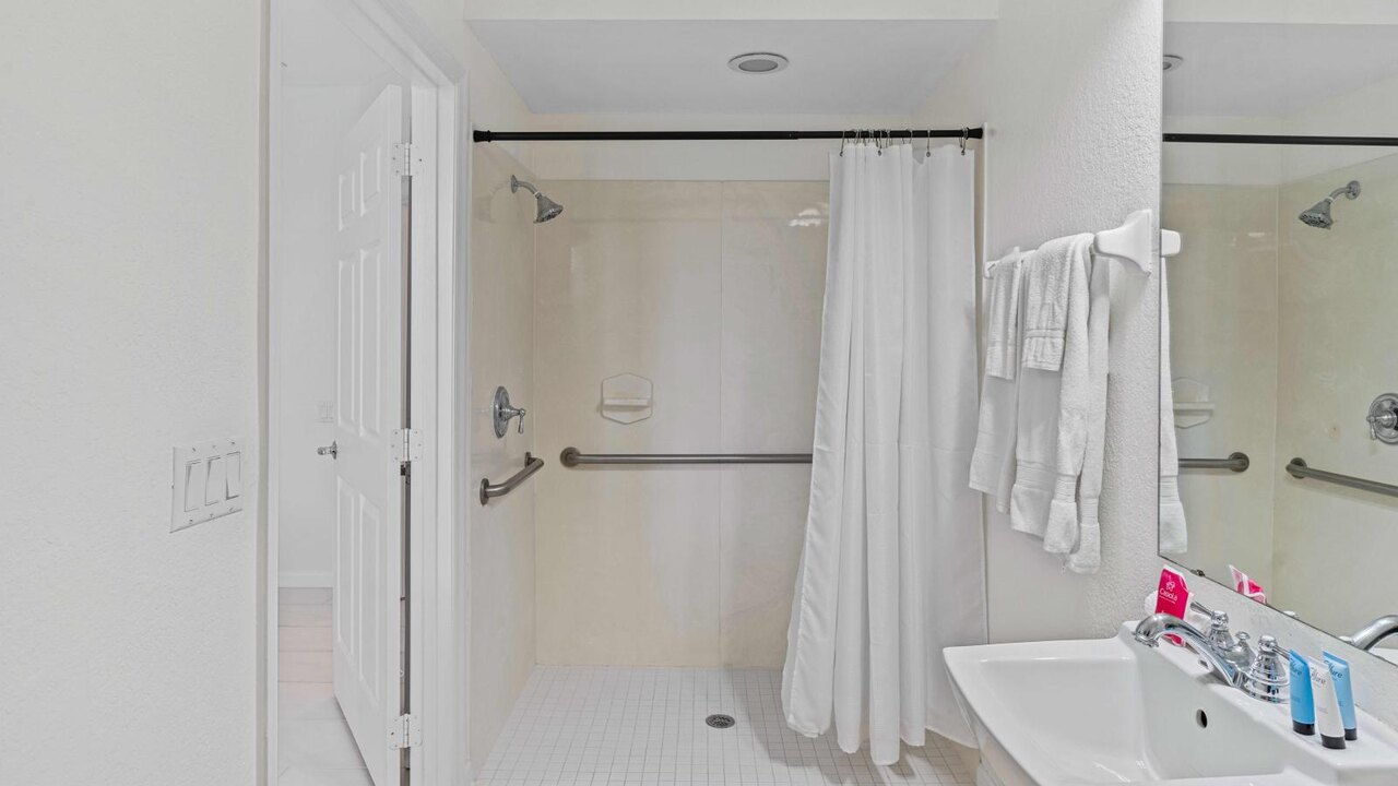 8036 Spacious & Fresh 3BR/3.5BA at Vista Cay #133 - Image 27