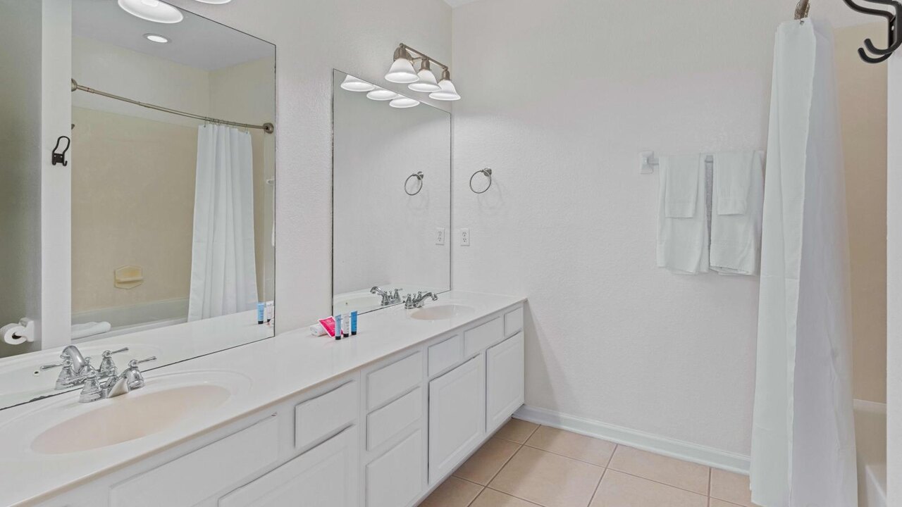 8036 Spacious & Fresh 3BR/3.5BA at Vista Cay #133 - Image 35