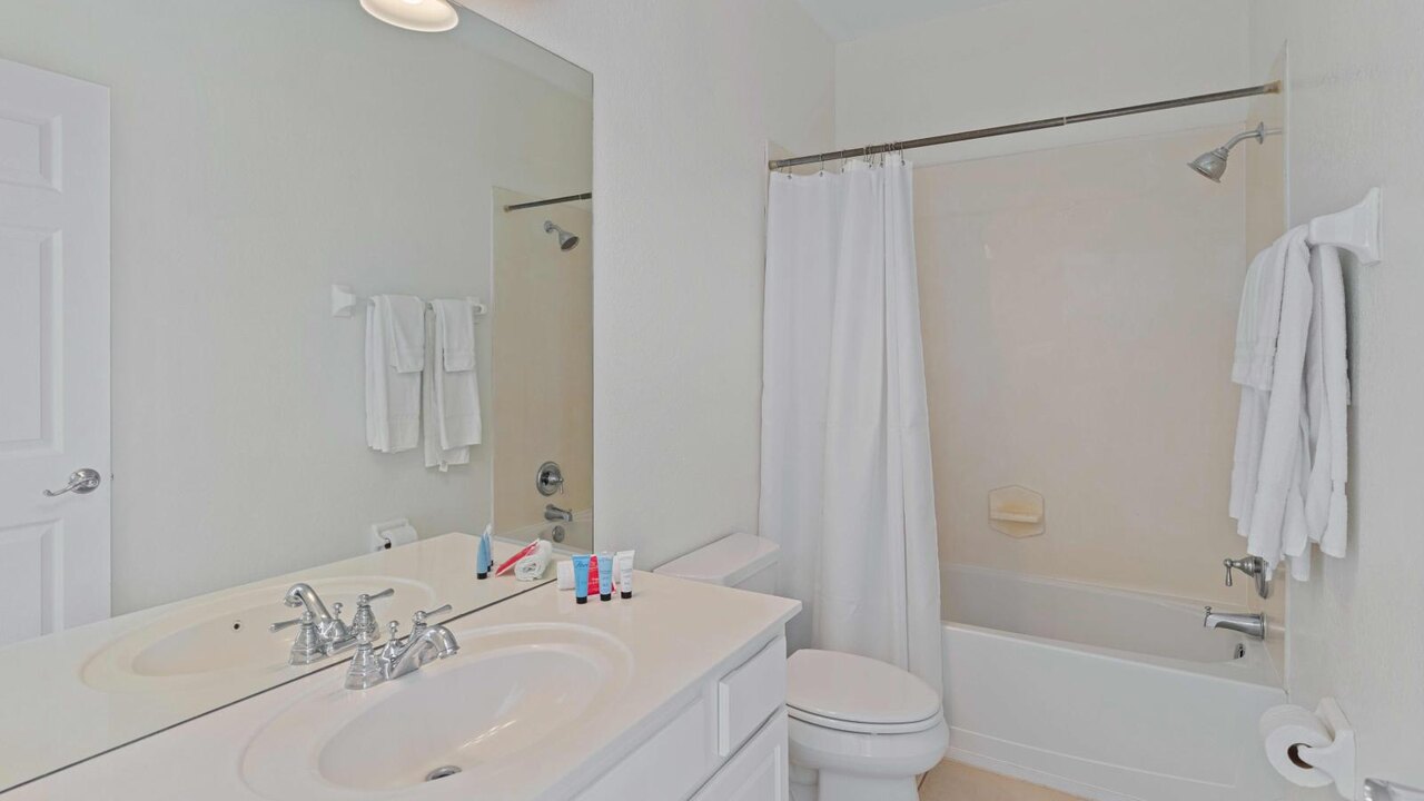 8036 Spacious & Fresh 3BR/3.5BA at Vista Cay #133 - Image 37
