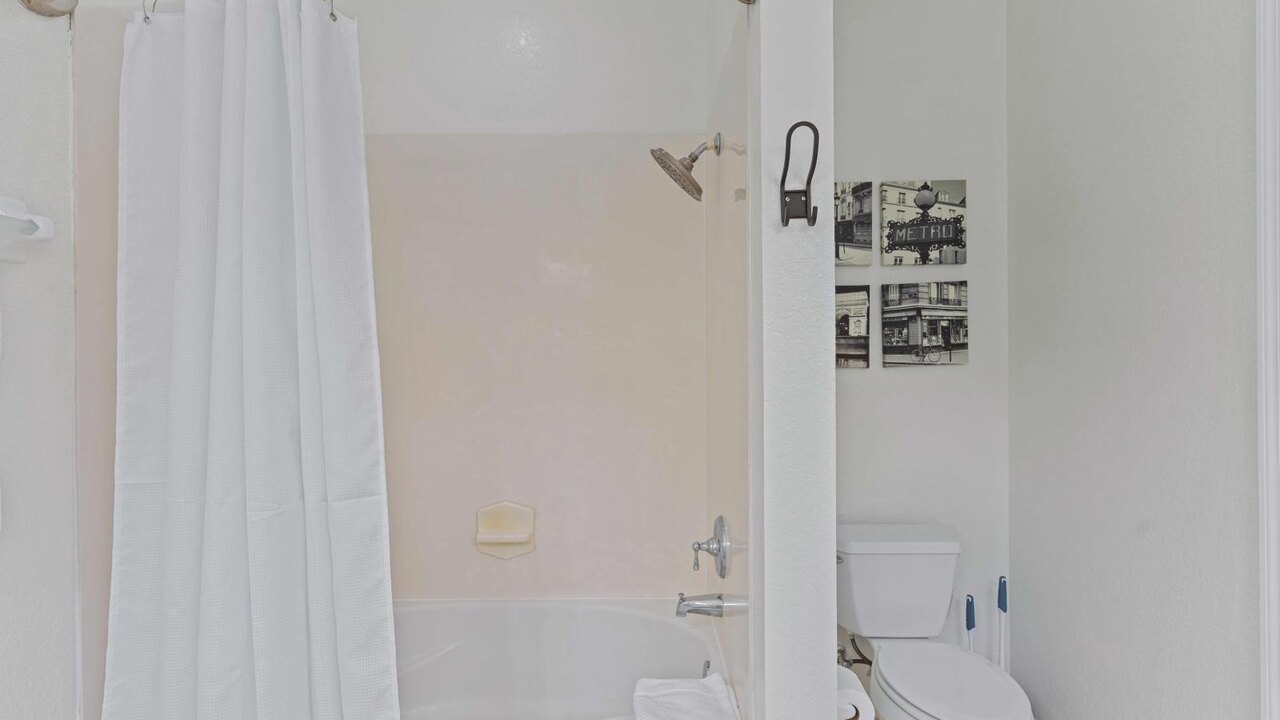 8036 Spacious & Fresh 3BR/3.5BA at Vista Cay #133 - Image 36