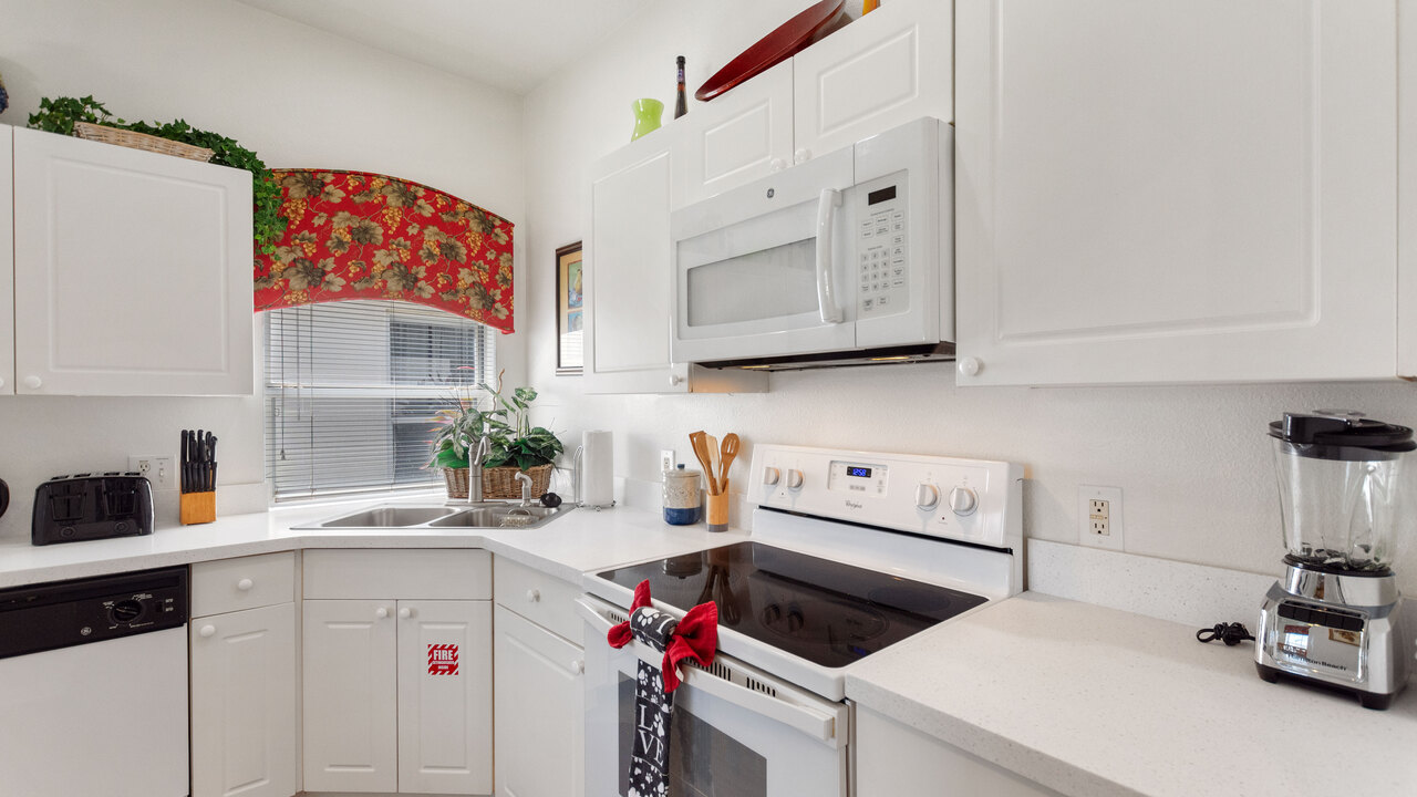 2232-New to rentals! Family home with Pool & Hot Tub! - Image 7