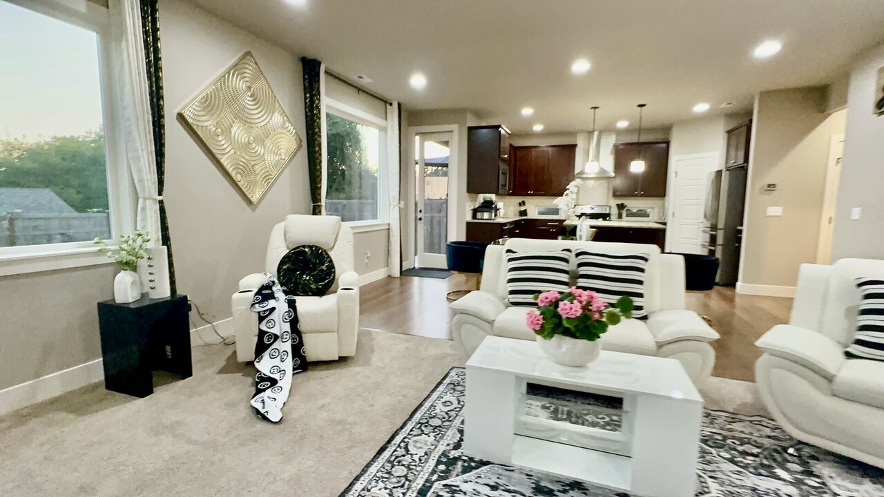 14314 The Puyallup Getaway 4BD Home - Image 3