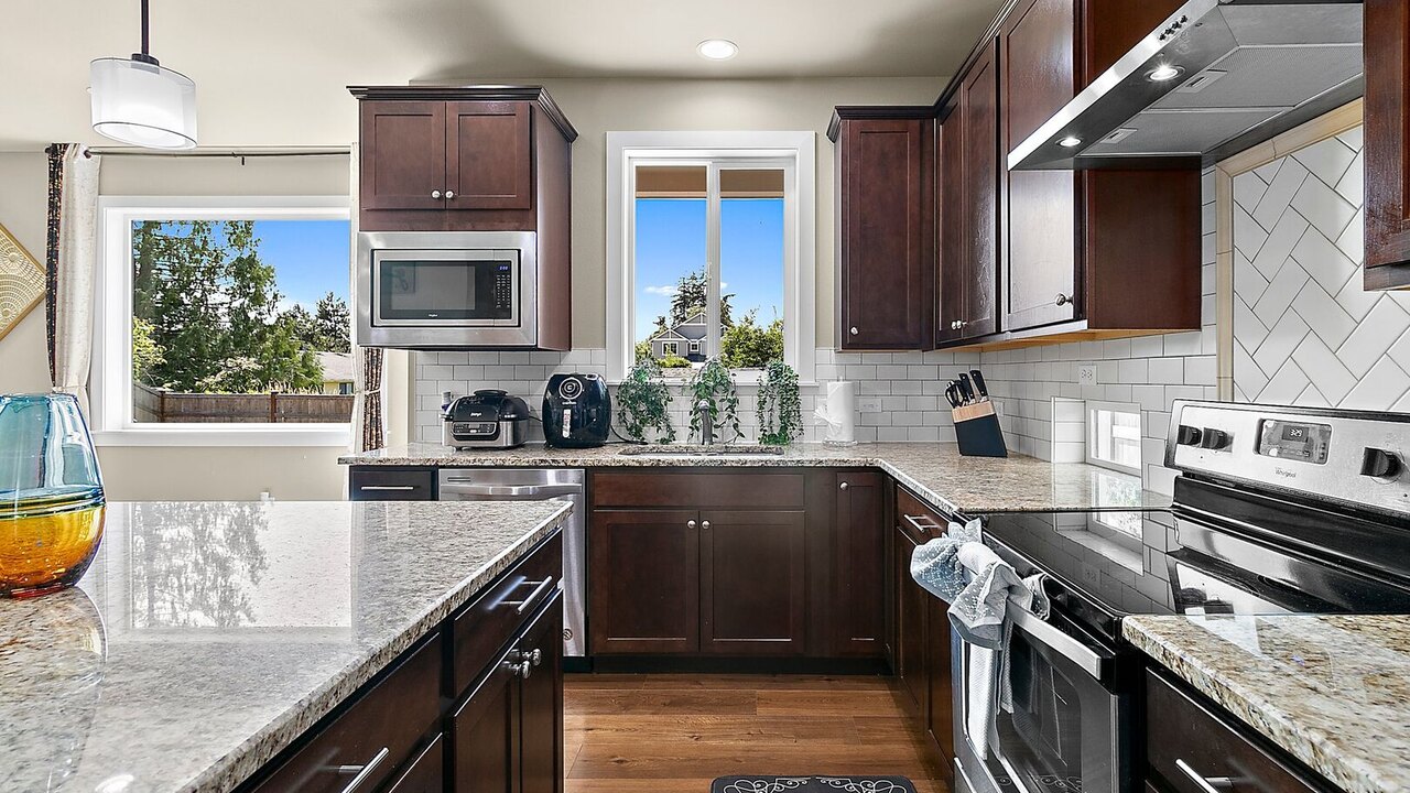 14314 The Puyallup Getaway 4BD Home - Image 10