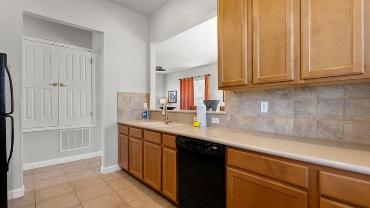 1432 Villa- 4BD Pool/Spa-sleeps 14 - Image 8