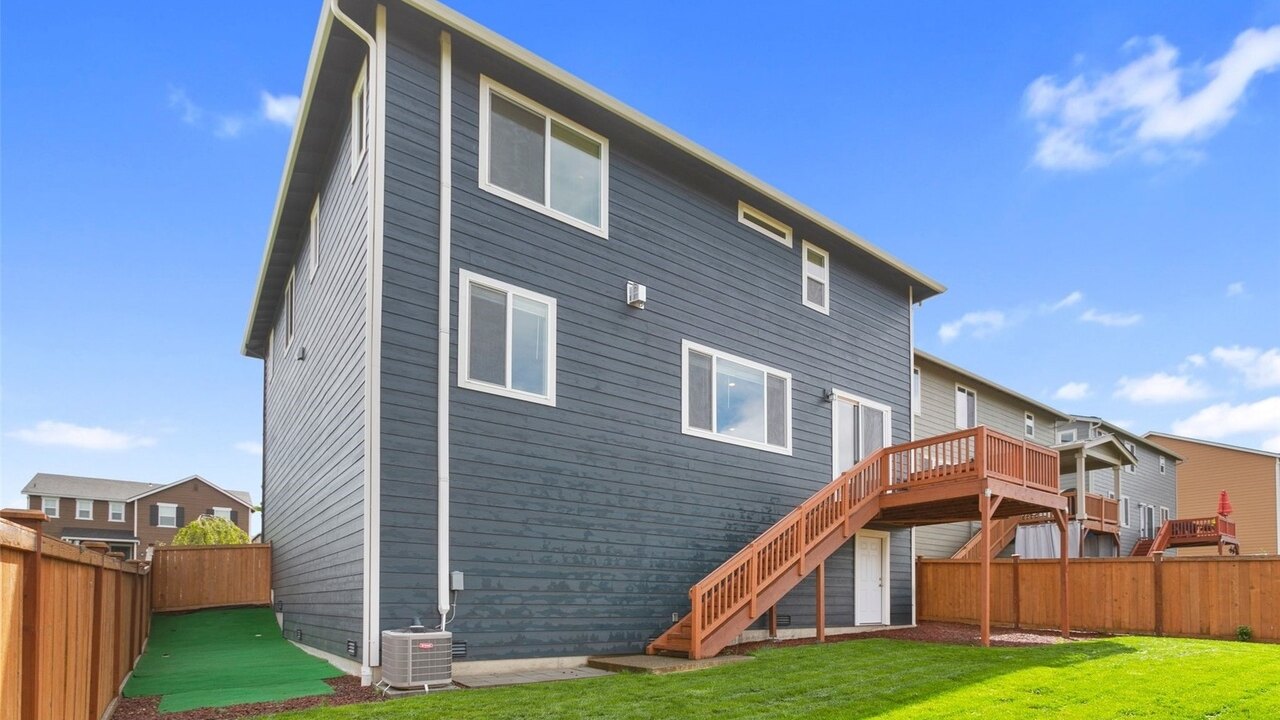 19932 Stylish & Spacious 5BR/3BA Home in Spanaway - Image 3