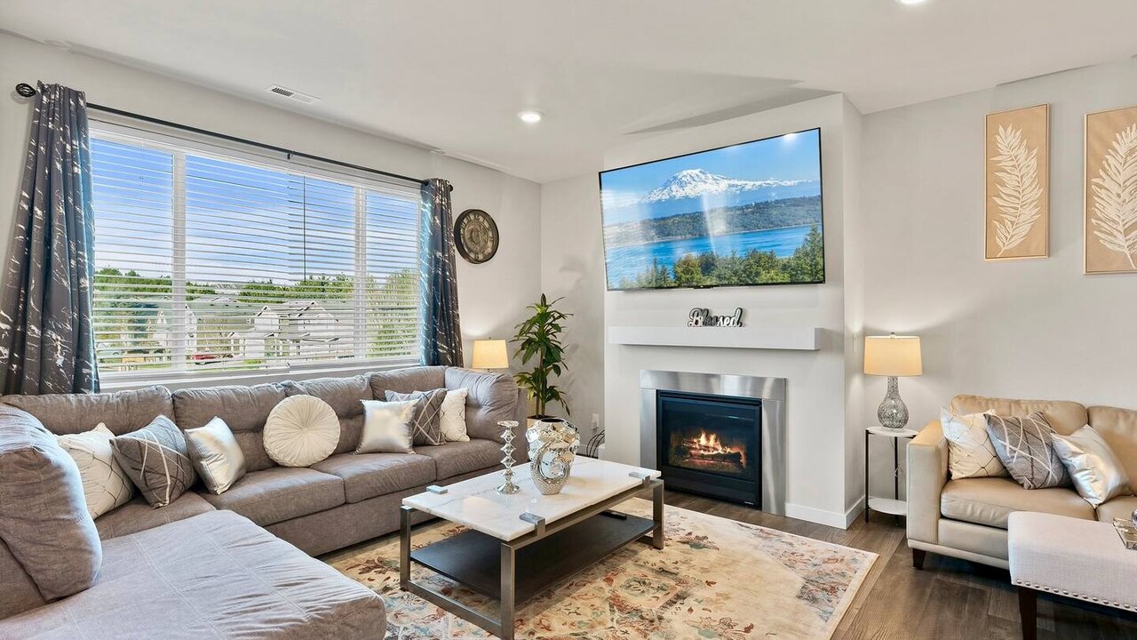 19932 Stylish & Spacious 5BR/3BA Home in Spanaway - Image 2