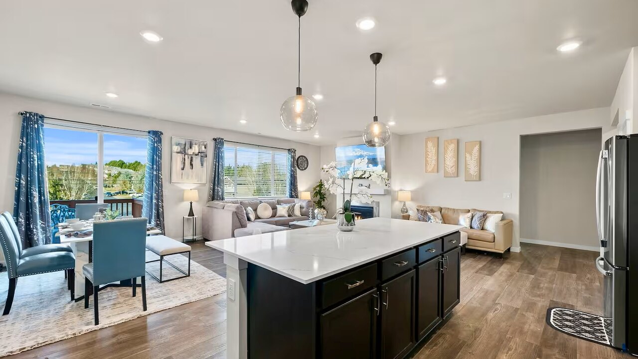 19932 Stylish & Spacious 5BR/3BA Home in Spanaway - Image 5