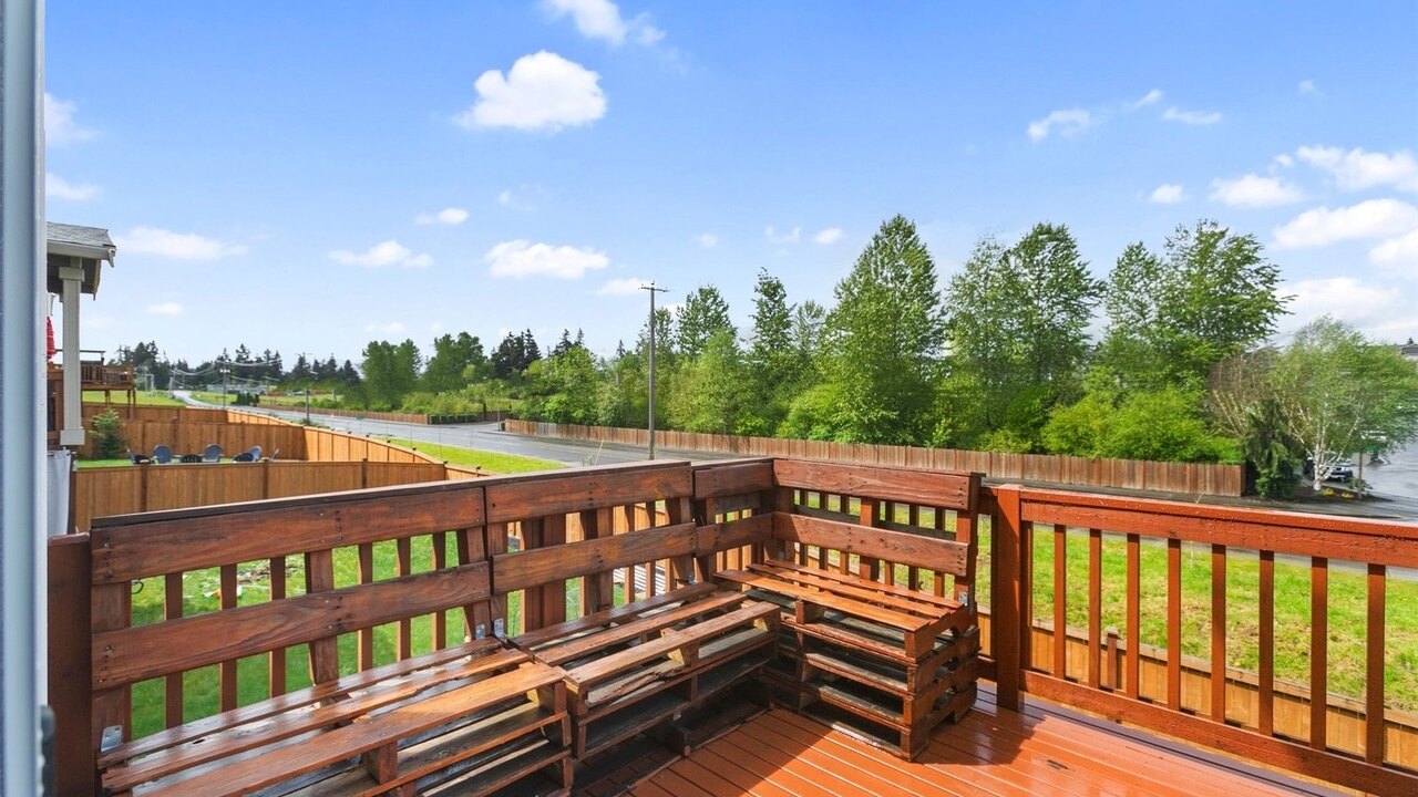 19932 Stylish & Spacious 5BR/3BA Home in Spanaway - Image 4