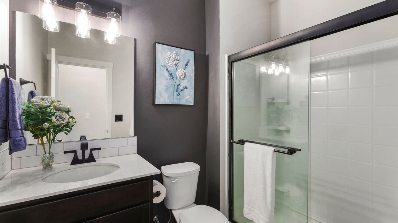 19932 Stylish & Spacious 5BR/3BA Home in Spanaway - Image 9