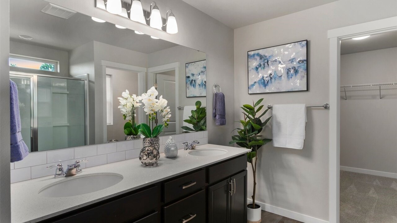 19932 Stylish & Spacious 5BR/3BA Home in Spanaway - Image 8