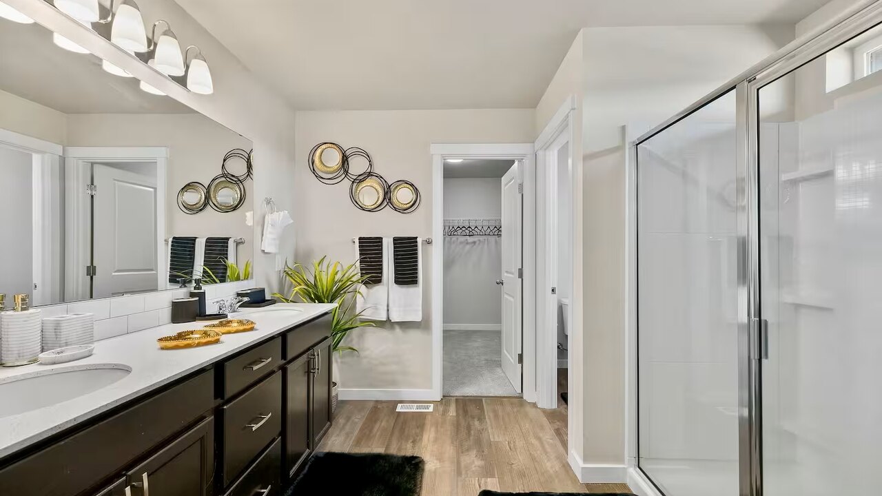 19932 Stylish & Spacious 5BR/3BA Home in Spanaway - Image 11