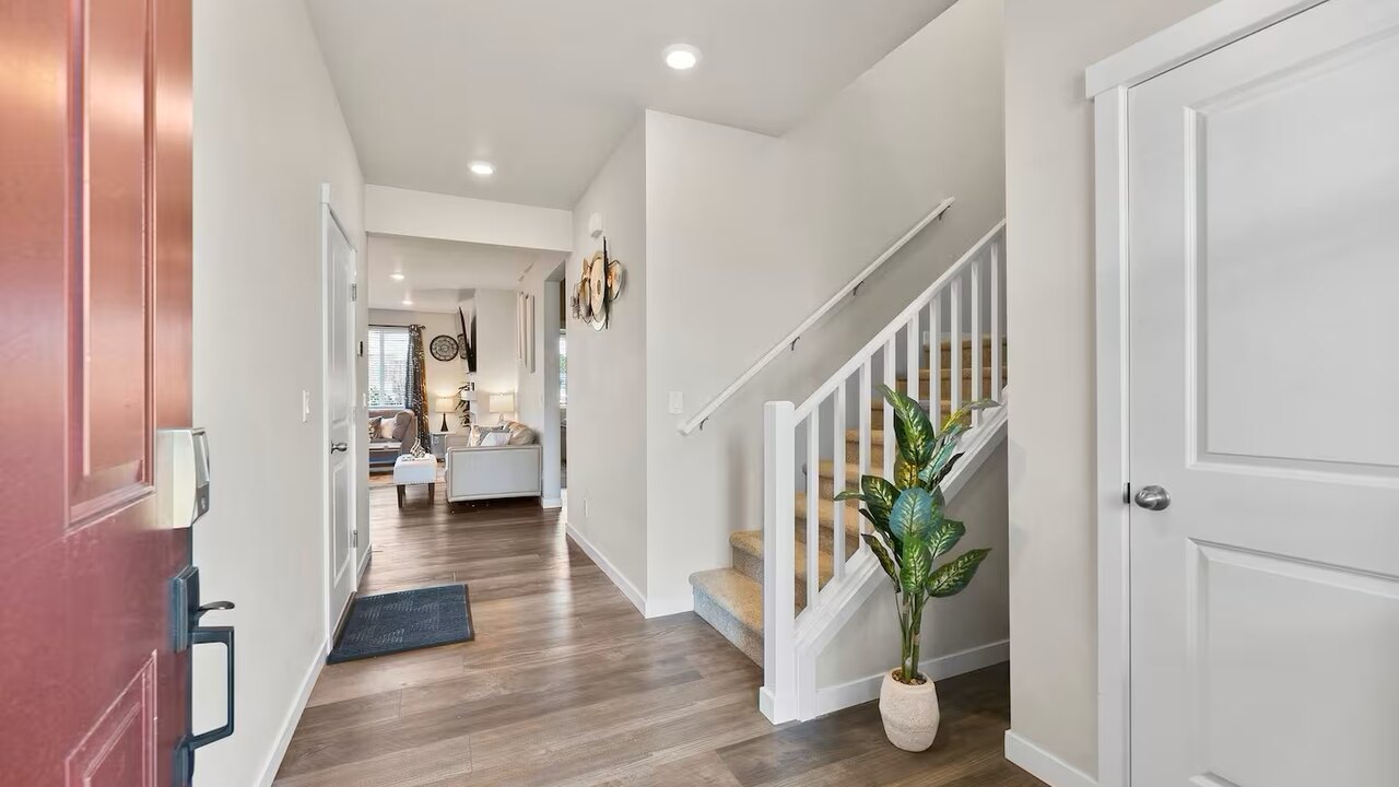 19932 Stylish & Spacious 5BR/3BA Home in Spanaway - Image 12