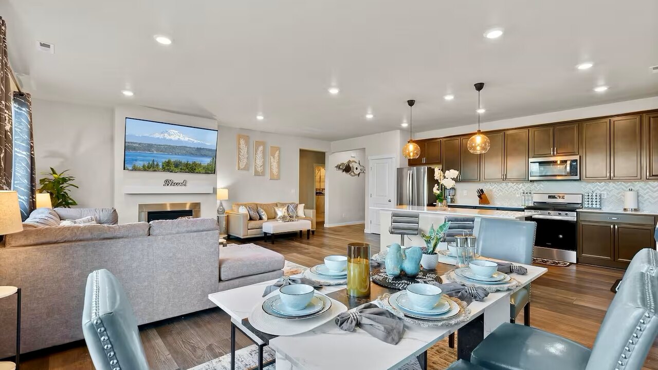 19932 Stylish & Spacious 5BR/3BA Home in Spanaway - Image 14