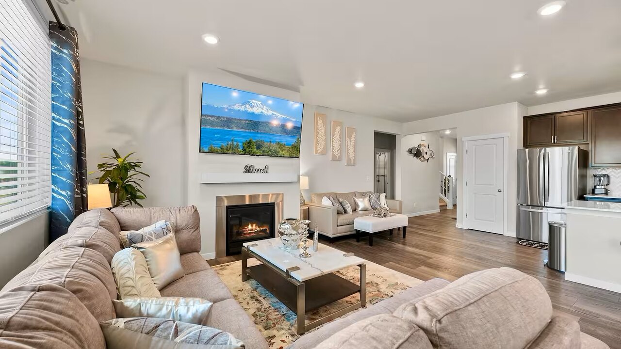 19932 Stylish & Spacious 5BR/3BA Home in Spanaway - Image 13