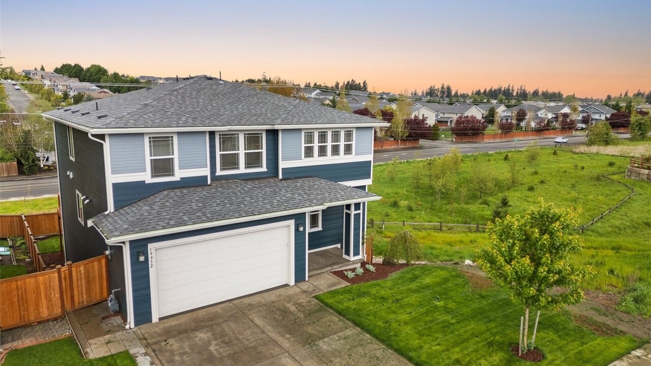 19932 Stylish & Spacious 5BR/3BA Home in Spanaway - Image 15