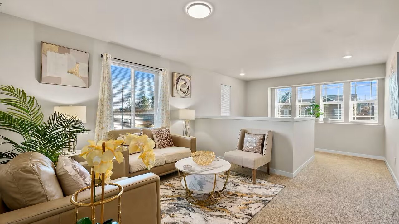 19932 Stylish & Spacious 5BR/3BA Home in Spanaway - Image 17