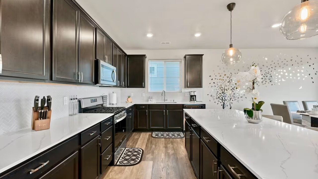 19932 Stylish & Spacious 5BR/3BA Home in Spanaway - Image 23