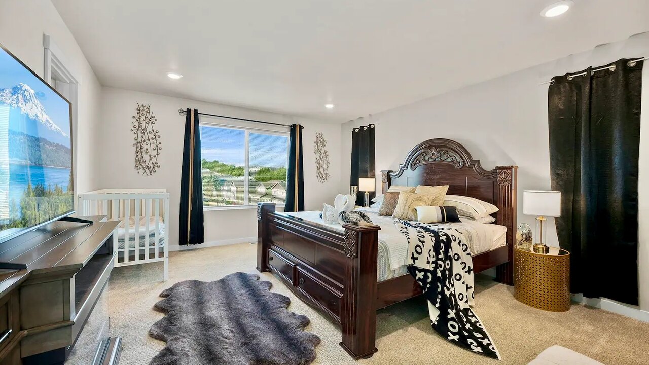 19932 Stylish & Spacious 5BR/3BA Home in Spanaway - Image 25