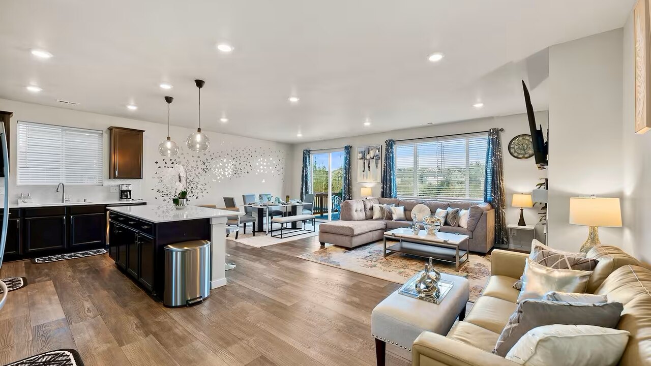 19932 Stylish & Spacious 5BR/3BA Home in Spanaway - Image 27