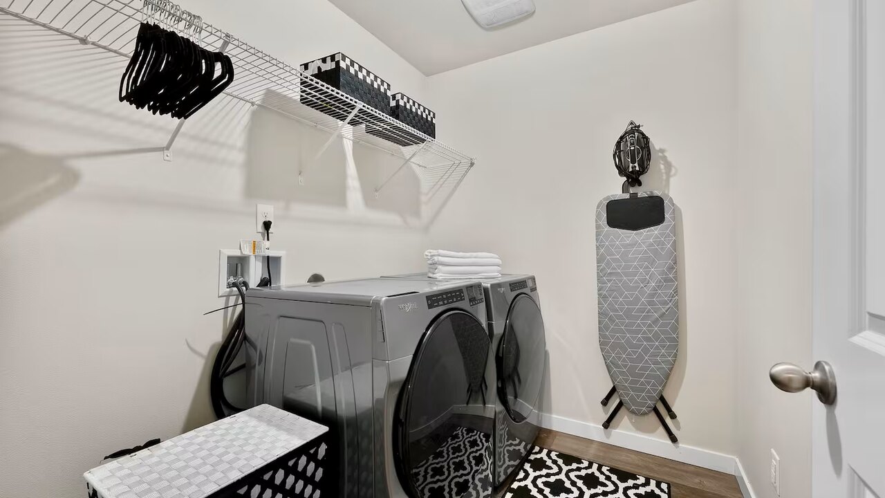 19932 Stylish & Spacious 5BR/3BA Home in Spanaway - Image 30